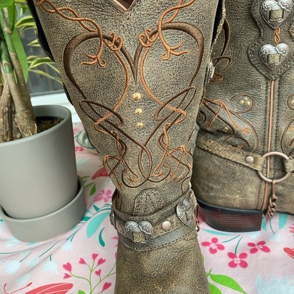 DURANGO “Crush” 11” Heart Concho - Picture 7 of 9